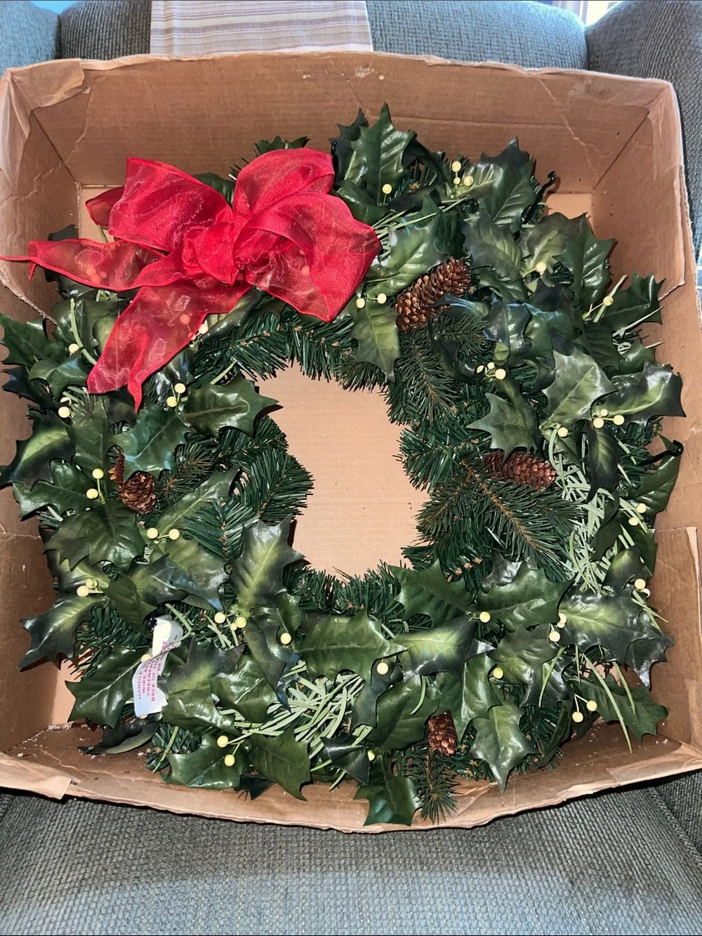 Hallmark 2004 Wreath with Ornament Hooks- NIB SFH - very hard to find